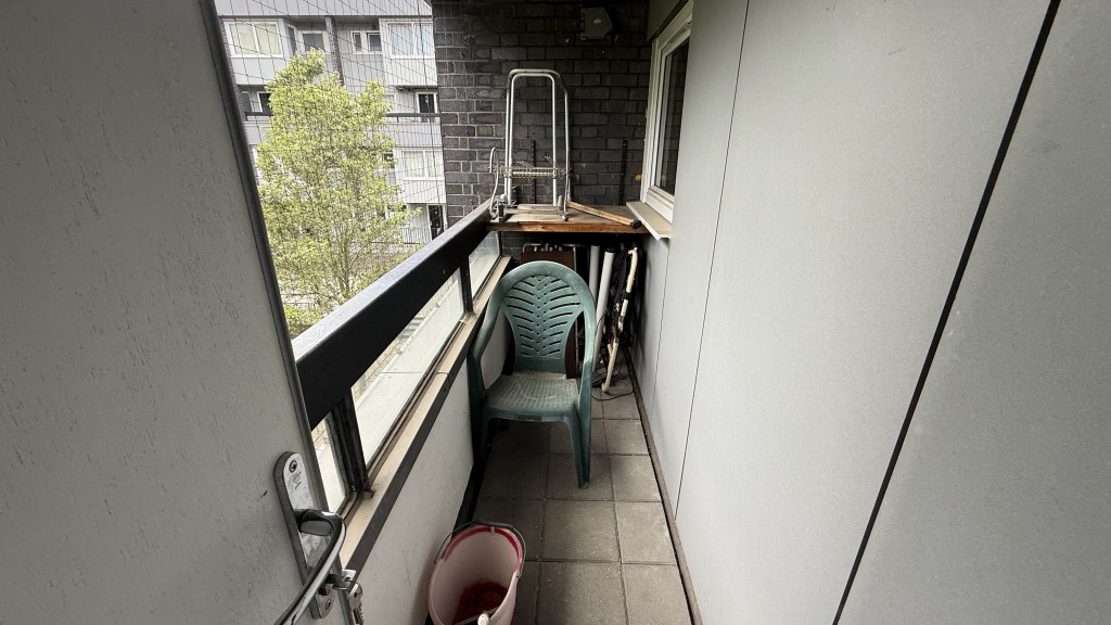 Lot: 78 - VACANT ONE-BEDROOM TOP FLOOR FLAT REQUIRING IMPROVEMENT - View of balcony